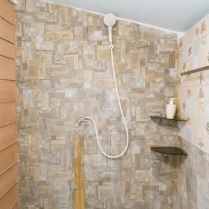 班柯木普萨大酒店的带淋浴的浴室(带石墙)