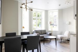 奥斯陆Frogner House - Uranienborg的客厅设有餐桌和椅子