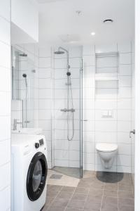 奥斯陆Frogner House - Uranienborg的一间带洗衣机和卫生间的浴室