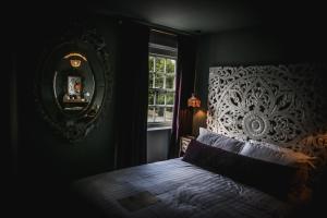 奥特本Le Petit Chateau & William de Percy的一间卧室配有一张床和一面大镜子