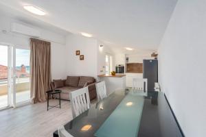特罗吉尔Casa della Cava的用餐室以及带玻璃桌和椅子的客厅