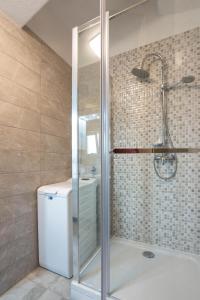 特罗吉尔Casa della Cava的带淋浴和卫生间的浴室