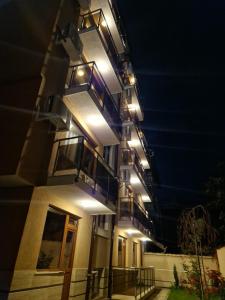 索非亚Hotel Leda的一座建筑,晚上有灯