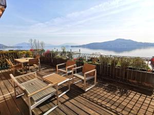 梅纳Resort Antico Verbano的一个带桌椅的甲板,享有水景