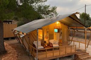 克兰尼蒂African Safari Canvas Lodge Tent Sea View的凉亭配有两把椅子和帐篷