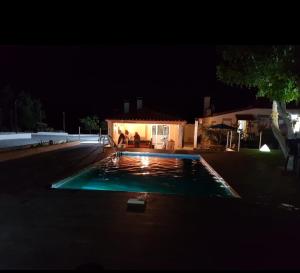 凡道Quinta Lameira do Vale的庭院游泳池的夜景