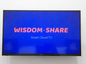 卡尔希TASHRIF HOTEL的电视屏幕,有词,智慧共享,智能云电视