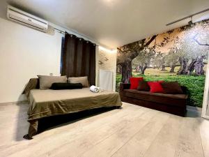 亚历山德鲁波利斯Makri Sunrise Villa的一间卧室配有一张床和一张沙发