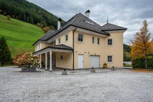 卡迪皮特拉Alpen Living - 1 Stock Groß的山前有车道的大房子