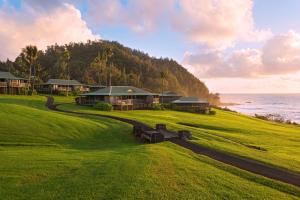 哈纳Hana-Maui Resort, a Destination by Hyatt Residence的海边小山上的房子