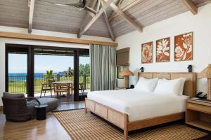 哈纳Hana-Maui Resort, a Destination by Hyatt Residence的一间卧室配有一张床,享有海景