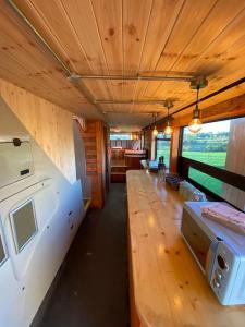 IrvinestownSleeps 18 Double Decker Bus Hot Tub Sauna Cinema Pets的一辆火车车厢,有长长的桌子