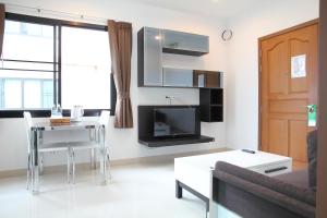 清迈V-twin Donjan Service Apartment的客厅配有沙发和桌子