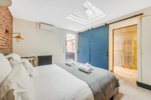 巴黎Les appartements de l'atelier paris 15的一间卧室配有一张床和一个蓝色的门