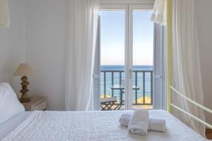里瓦的亚Uno Apartment 1st Floor的一间卧室配有一张床,享有海景