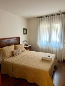 Claverol卡萨丘吉尔酒店的一间卧室设有一张大床和一个窗户。
