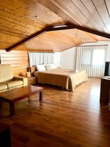 Claverol卡萨丘吉尔酒店的一间卧室配有一张床和一个沙发