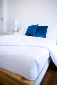 米兰米兰最佳住宿加早餐旅馆的一张带蓝色枕头的大型白色床