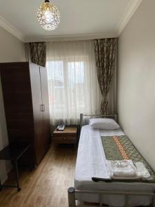 伊斯坦布尔Ferah Otel的一间小卧室,配有床和窗户