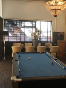 诺格诺格酒店的客厅设有台球桌