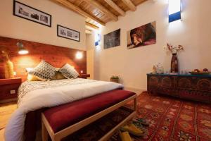Zawyat OulmziTouda Ecolodge Atlas Mountains的一间卧室配有一张红色长椅的床