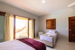 巴拉格兰德Villa Ondas的一间卧室设有两张床和窗户。