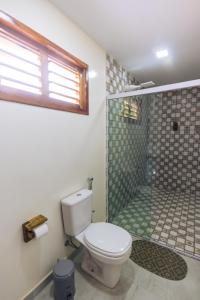 巴拉格兰德Villa Ondas的一间带卫生间和淋浴的浴室
