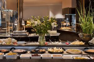 提比里亚基内瑞特湖畔别墅酒店的包含多种不同食物的自助餐