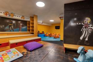 提比里亚基内瑞特湖畔别墅酒店的儿童房,带粉笔板的游乐区