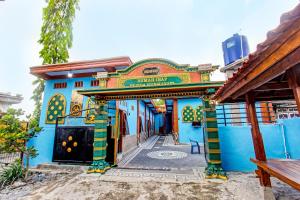 普拉亚SPOT ON 91811 Rumah Inap Bunda Nurhayati的蓝色的建筑,上面有标志