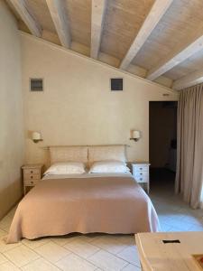维琴察Agriturismo San Michele的一间卧室设有一张大床和木制天花板