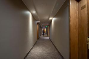 圣地亚哥维塔库拉董事酒店的一条长长的走廊,有白色的墙壁