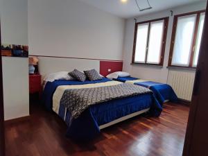 奥里奥阿塞里奥拉托度假屋的一间卧室设有两张床和两个窗户。