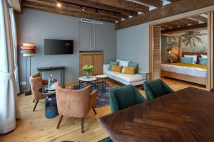 布鲁日马丁斯拉列斯酒店的客厅配有床和桌椅