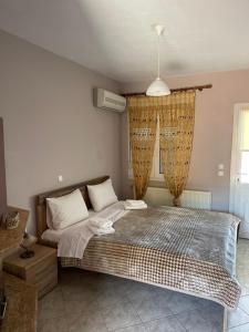 奥玛Agapi的一间卧室设有一张大床和一个窗户。