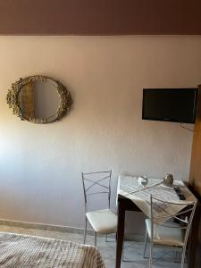 奥玛Agapi的一间带桌子和镜子的用餐室