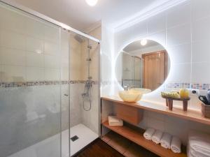 拉特吉塔MEDANO4YOU La Terraza De Isa的带淋浴、盥洗盆和镜子的浴室