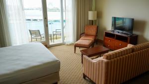 圣胡安Costa Bahia Hotel Paseo Caribe的酒店客房,配有床和电视