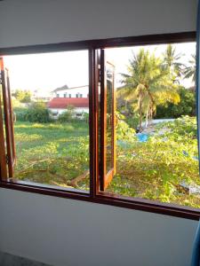 万象Ban Saylomleng Residence的享有庭院景致的开放式窗户