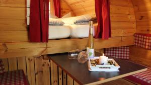 因戈尔施塔特AZUR沃尔卡彭威尔西度假酒店的小屋内的桌子,带蜡烛和一瓶