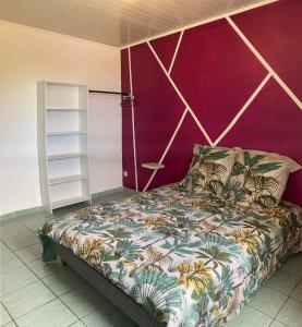 Bras-PanonLe petit cactus 2的一间卧室配有一张紫色墙壁的床
