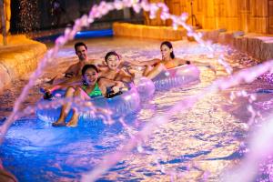 坦纳斯维尔Camelback Resort的一群人在室外游泳池里