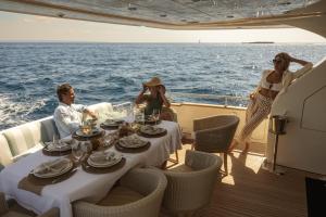 马略卡岛帕尔马EssoEss Boat - Five Star - Exclusive use的一群人坐在船上的桌子旁