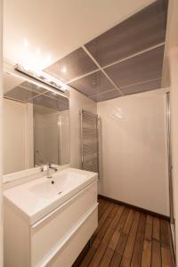 巴黎Couleur St Martin的浴室设有白色水槽和镜子