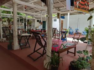 帕林廷斯Albergue Flor do Caribe的餐厅内带桌椅的庭院
