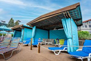 坦纳斯维尔Camelback Resort的庭院里摆放着一组椅子和遮阳伞