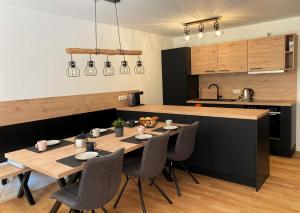 费尔德伯格Wiesenquell Apartment Feldberg的厨房配有木桌和椅子