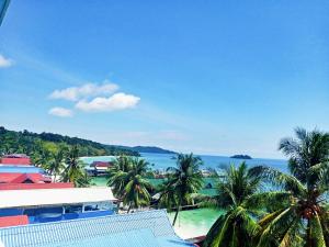 瓜隆岛Apsara Koh Rong Guesthouse的享有棕榈树海滩和大海的景色