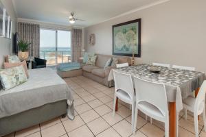 兰伯特湾Albatross Accommodation的客厅配有桌子和沙发