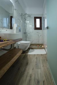 桑加拉达Stilvi的带浴缸、盥洗盆和卫生间的浴室